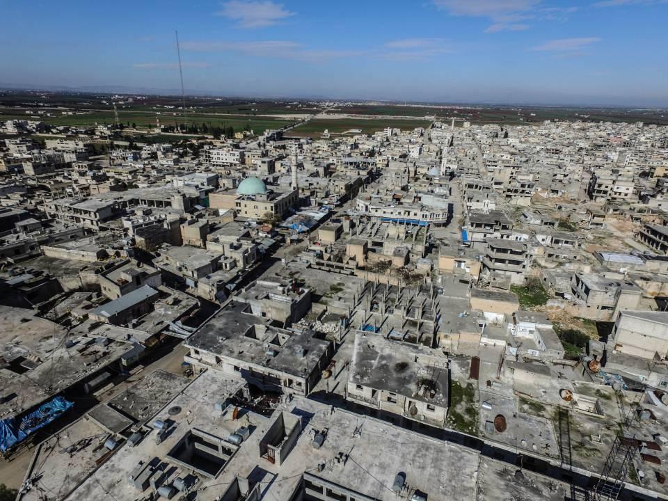 <p>Anadolu Ajansı (AA), İdlib'in güneyindeki 170 bin sivilin yaşadığı Serakib ilçe merkezini, Beşşar Esed rejimi ve destekçilerinin ele geçirmesinden kısa süre önce havadan görüntüledi.</p>
