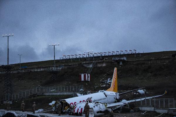 <p>GÜVENLİK NÖBETİ DEVAM ETTİ</p>

<p>Uçak enkazının çevresinde şerit çekilerek enkaz ablukaya alındı. Güvenlik güçlerinin sabahın erken saatlerinde de enkaz bölgesinde güvenlik nöbeti devam etti. </p>
