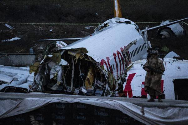 <p>İzmir-İstanbul seferini yapan Pegasus Havayollarına ait yolcu uçağı saat dün 18.19'da Sabiha Gökçen Havalimanı'na iniş yaptığı sırada pistten çıkmış, kazada 3 kişi hayatını kaybetmiş, 174 yolcu ve 6 mürettebat yaralanmıştı.</p>
