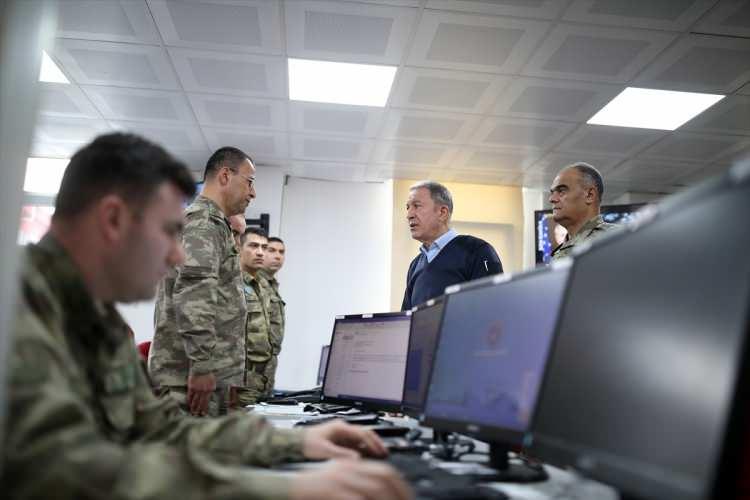 <p>Milli Savunma Bakanı Hulusi Akar, Kara ve Hava Kuvvetleri Komutanları ile İdlib'deki faaliyetlerin sevk idare edildiği Hatay'daki Taktik Komuta Yeri'ne gitti.</p>

<p> </p>

<p> </p>

