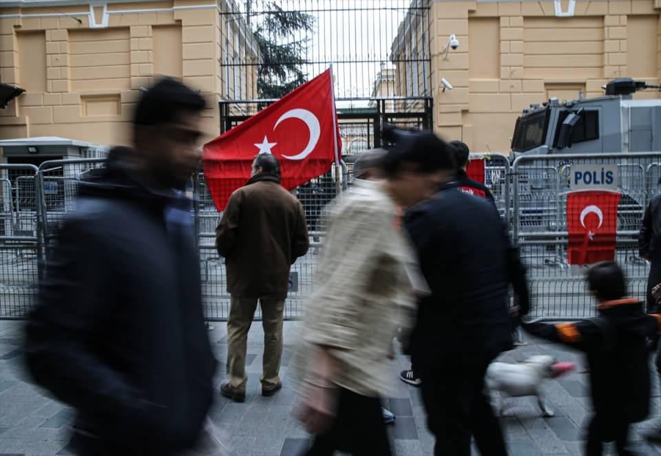 <p>Katılımcılar, saldırıyı protesto ederek bariyerlere Türk bayrakları astı.</p>

<p> </p>
