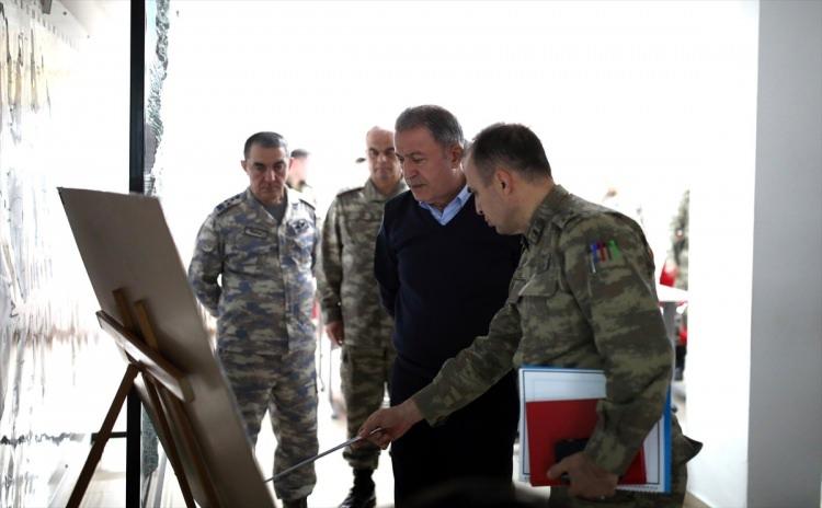<p>Akar, Cumhurbaşkanı Recep Tayyip Erdoğan başkanlığında Cumhurbaşkanlığı Külliyesi'nde gerçekleştirilen "Güvenlik Zirvesi" sonrasında, beraberinde Kara Kuvvetleri Komutanı Orgeneral Dündar ve Hava Kuvvetleri Komutanı Orgeneral Küçükakyüz ile Suriye sınırına gitti. </p>

<p> </p>

