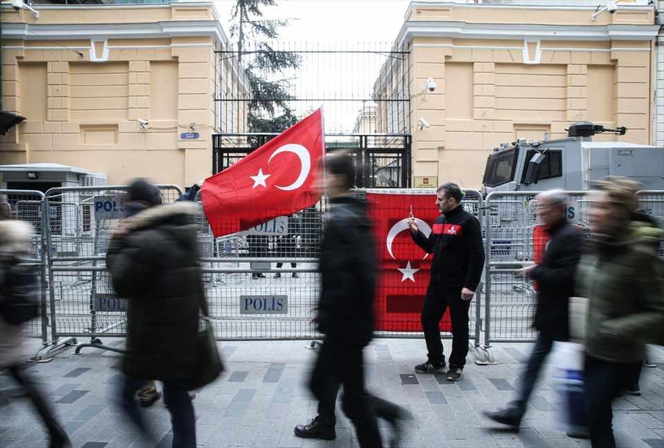 <p>İstiklal Caddesi'ndeki Rusya'nın İstanbul Başkonsolosluğu'na gelen üç vatandaş, Rusya'nın Esed rejimine verdiği desteği kınadı.</p>

<p> </p>
