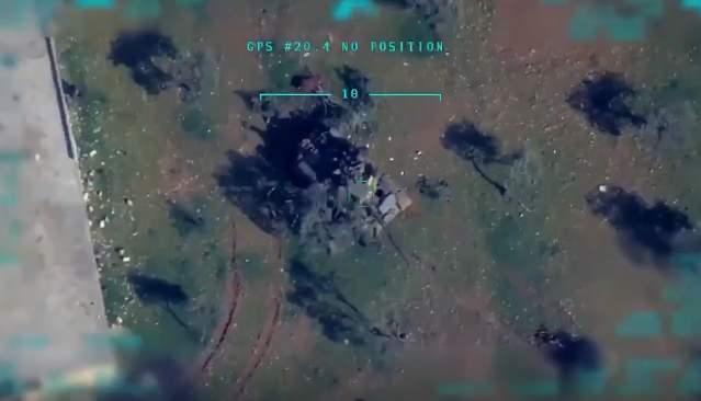 <p>Türk Silahlı Kuvvetleri, silahlı insansız hava araçlarını İdlib'de yoğun olarak kullanıyor. Çok sayıda hedef bu şekilde imha edildi. Hatta 3 hava savunma sistemi de vuruldu.  </p>

<p>Peki SİHA'lar, görülmeden bu hedeflere nasıl yaklaşabildi? SİHA'ların bu operasyondaki en büyük yardımcıları elektronik karıştırma yapabilen KORAL sistemi</p>
