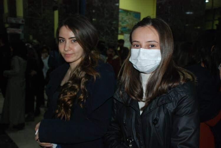 <p>TOKAT'TA TATİLİ DUYAN ÜNİVERSİTE ÖĞRENCİLERİ TERMİNALLERE AKIN ETTİ</p>

<p>Cumhurbaşkanlığı Külliyesi'nde, Cumhurbaşkanı Recep Tayyip Erdoğan'ın başkanlığında bakanlar ve ilgili kurumların katılımıyla gerçekleştirilen korona virüs toplantısının ardından Cumhurbaşkanlığı Sözcüsü İbrahim Kalın’ın 16 Mart'tan itibaren 3 hafta boyunca üniversitelerin tatil edileceğini açıkladı.</p>
