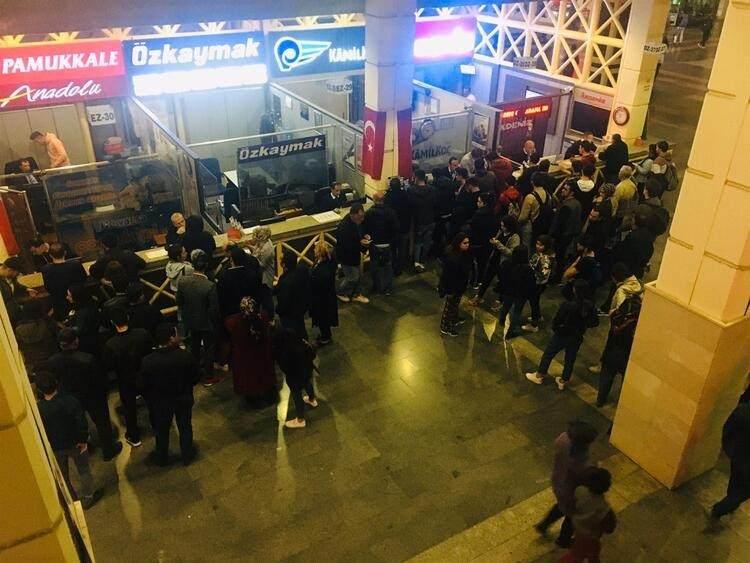 <p>SİSTEM KİLİTLENDİ </p>

<p>AÜ kampüsü içindeki Elmalılı Hamdi Yazır Öğrenci Yurdu önünde bulunan iki farklı firmaya ait bilet satış bayisi önünde de kuyruklar oluştu. Öğrenciler internet üzerinden bilet almak istediklerini ancak sistemin kilitlendiğini söyledi.</p>
