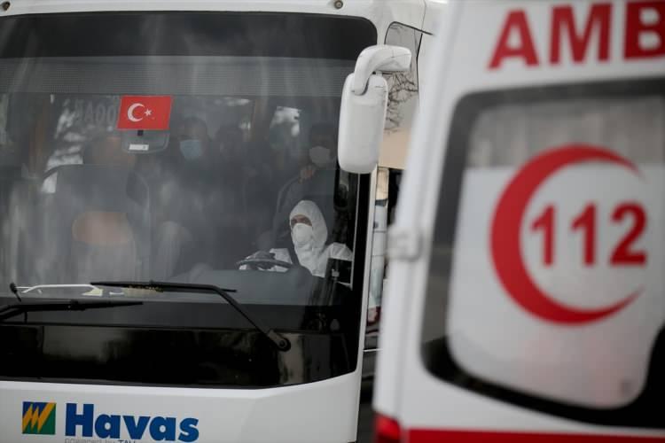 <p><strong>SAĞLIK BAKANI KOCA'DAN AÇIKLAMA</strong></p>

<p>Sağlık Bakanı Fahrettin Koca sosyal medya hesabı üzerinden yaptığı açıklamada, <strong>"Umreden dün geceden itibaren dönen tüm yolcular, Ankara ve Konya'daki öğrenci yurtlarında karantina mantığıyla ayrı odalara yerleştirilmektedir."</strong> dedi.</p>
