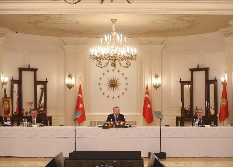 <p>Yeni tip koronavirüsle (Kovid-19) mücadele kapsamında düzenlenen Koronavirüsle Mücadele Eşgüdüm Toplantısı, Türkiye Cumhurbaşkanı Recep Tayyip Erdoğan'ın başkanlığında başladı. Toplantının yapıldığı salonda 18 Mart Şehitleri Anma Günü ve Çanakkale Deniz Zaferi'nin 105. Yılı nedeniyle, Çanakkale Savaşı'nda tüm fertleri şehit olan 57. Alay’ın sancağı da yer aldı.</p>
