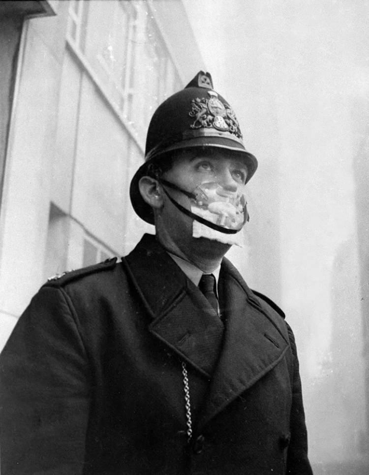 <p>Kendini kükürtlü smogdan korumak amacıyla yüz maskesi takan İngiliz polis, 1962</p>

<p> </p>
