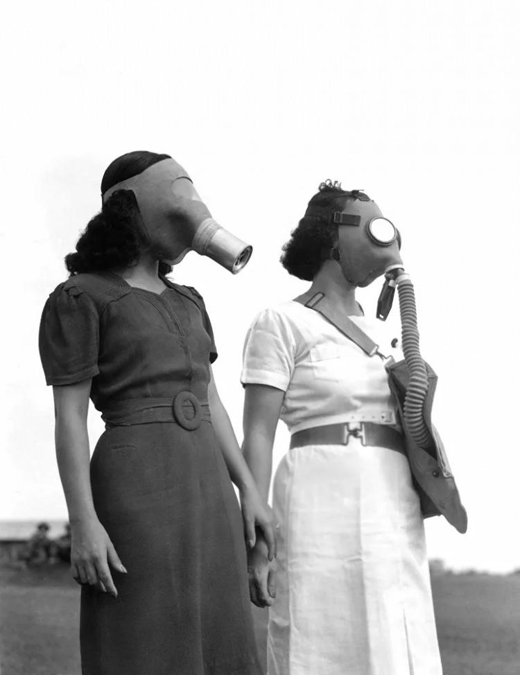 <p>Gaz maskeli Filipinli kadınlar, başkent Manila'da bomba sığınağına giderken, 1941</p>

<p> </p>
