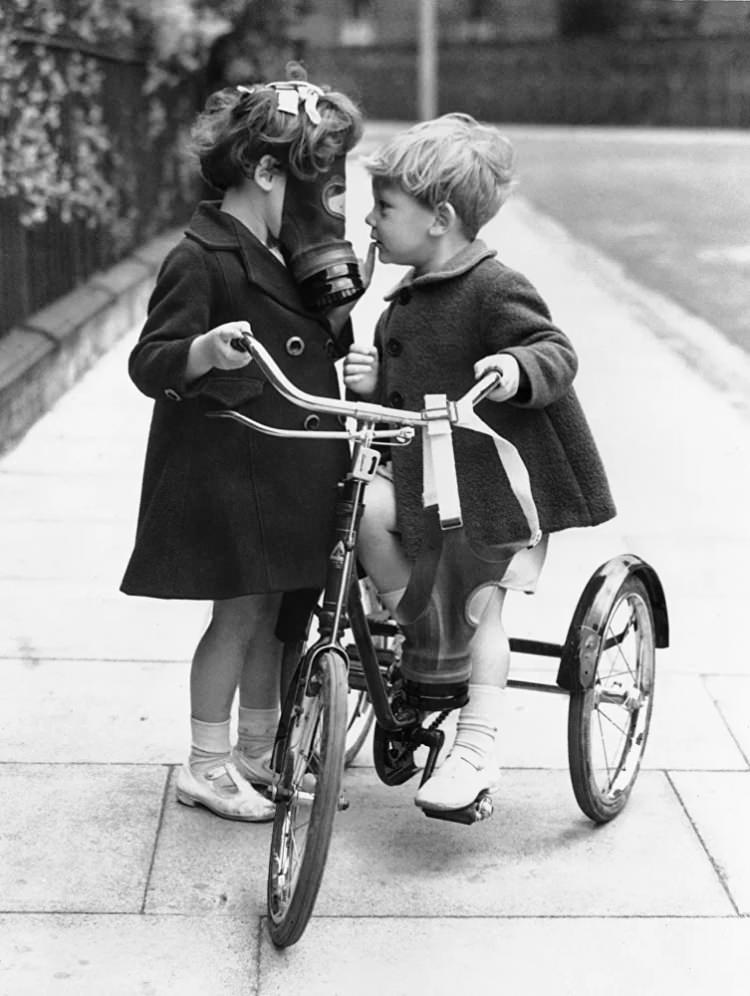 <p>Olası hava saldırısına karşı yanında gaz maskelerini taşıyan çocuklar, Hackney, İngiltere, 1938</p>

<p> </p>
