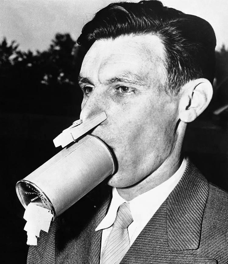 <p>İngiliz kimyager Vernon A. Bowers tarafından geliştirilen el yapımı gaz maskesi, 1942</p>

<p> </p>
