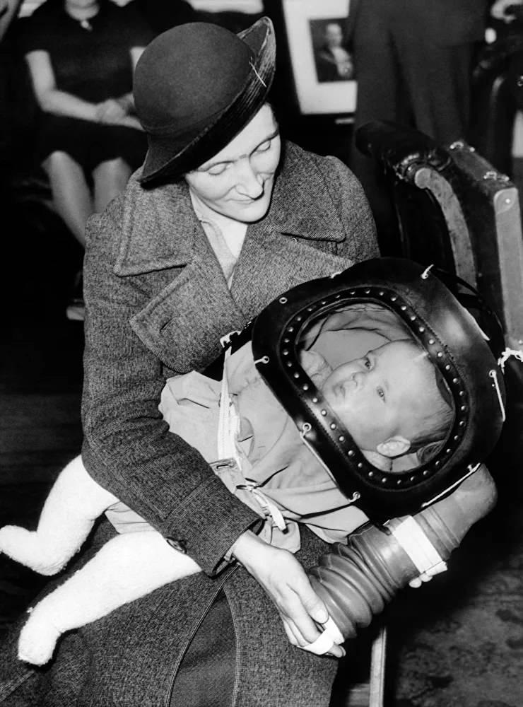 <p>Çocuk başlığı olarak bilinen ve iki yaşından küçük bebekler için tasarlanan gaz maskesi, ilk kez 13 Mart 1939 tarihinde Londra'da tanıtıldı.</p>

<p> </p>
