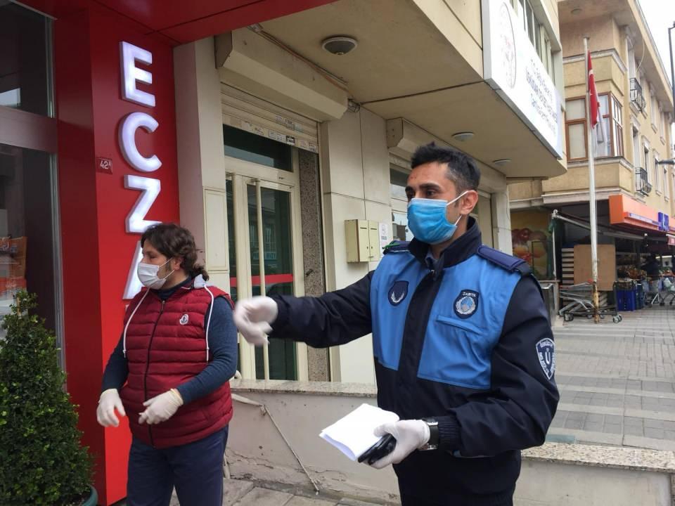 <p>Koronavirüs salgını tedbirleri kapsamında sokağa çıkması kısıtlanan 65 yaş ve üzeri vatandaşlar için İstanbul Valiliği koordinesinde kurulan "Vefa İletişim Merkezleri" hizmete girdi . 39 ilçede kurulan çağrı merkezleri için kaymakamlıklar ve ilçe belediyeleri koordineli çalışıyor. Yalnız yaşayan veya çeşitli sebeplerden dolayı dışarı çıkamayan vatandaşlar 24 saat boyunca çağrı merkezlerini arayarak taleplerini iletebiliyor. Sahada bulunan İstanbul Valiliği Aile, Çalışma ve Sosyal Hizmetler İl Müdürlüğü ekipleri, ilçe zabıta ekipleri ve güvenlik güçleri bu ihtiyaçları karşılayarak, talepleri yerine getiriyor. Ayrıca yalnız yaşayan vatandaşların talepleri olmaması durumunda dahi o mahalledeki muhtar ve cami görevlileri vatandaşlara ulaşarak ihtiyaçları olup olmadığını soruyor. </p>

<p> </p>

