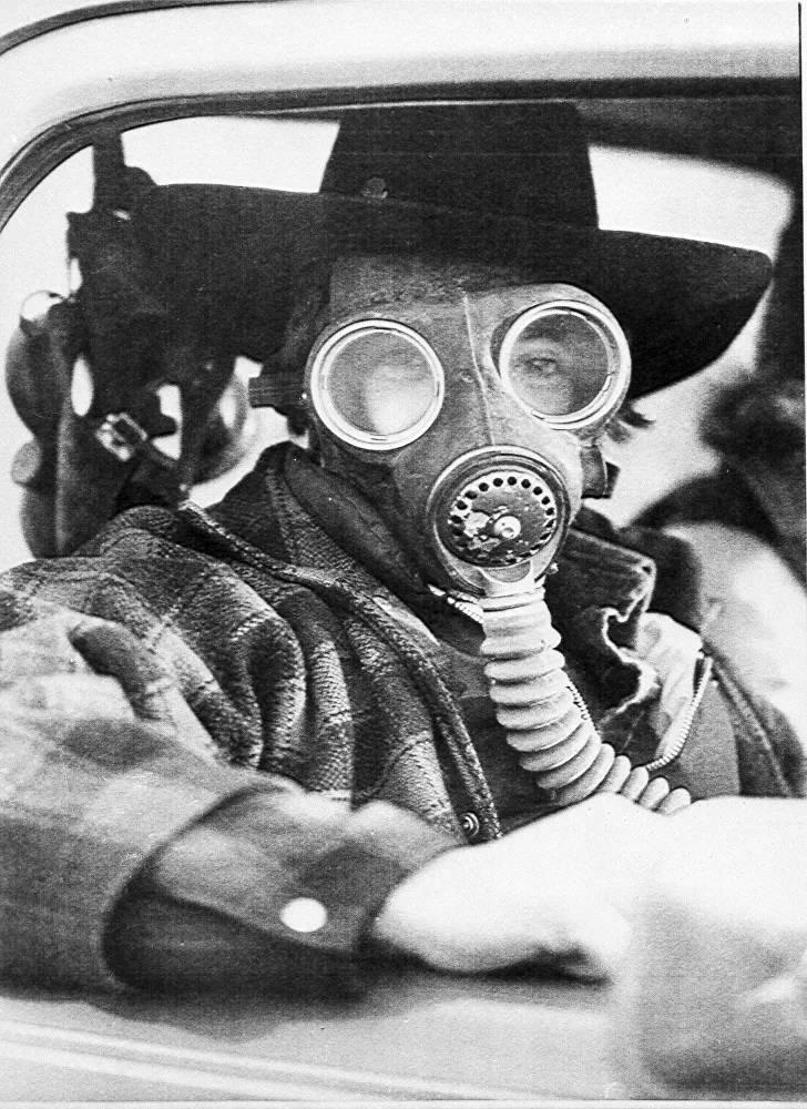 <p>Kimyasal maddeler taşıyan trenin yaptığı kaza nedeniyle 200 bin kişinin tahliye edildiği Kanada'nın Mississauga kentinde gaz maskesi takan adam, 1979</p>

<p> </p>
