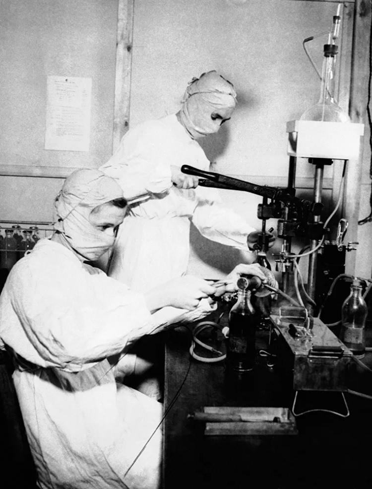 <p>İngiltere'deki bir hastanede çalışan koruyucu maskeli hemşireler, 1943</p>

<p> </p>
