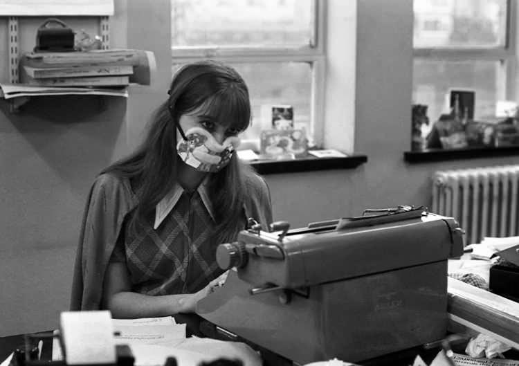 <p>Londra'da grip salgını sırasında koruyucu maske takan ofis çalışanı, 1970</p>

<p> </p>
