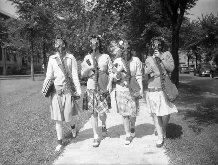 <p>ABD'deki Detroit Üniversitesi'nin kız öğrencileri gaz maskelerini test ediyor, 1942</p>

<p> </p>
