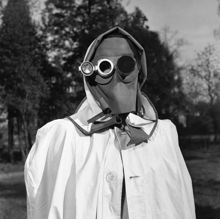 <p>Geçmişte maskelerin birçoğu savaş alanlarında veya salgın hastalıklarda koruma amaçlı olarak kullanılıyordu. Günümüzde yeni teknolojiler sayesinde tedbirler ve korunma yöntemleri geliştirilmiş olsa da dünyayı sarsan yeni tip koronavirüs (Kovid-19) örneğinde açıkça görüldüğü üzere salgın tehdidi hala varlığını sürdürüyor.<br />
<br />
Almanya'nın Hamburg kentinde radyoaktif yağışlardan korunması için takılması tavsiye edilen yüz maskesi, 1957</p>

<p> </p>

<p> </p>
