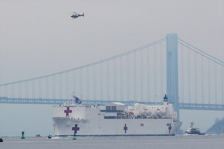 <p>Hudson Nehri üzerinde bulunan Manhattan yolcu gemisi terminaline sabah saat 10.00 civarı demirleyen gemiyi New York Valisi Andrew Cuomo karşıladı.</p>

