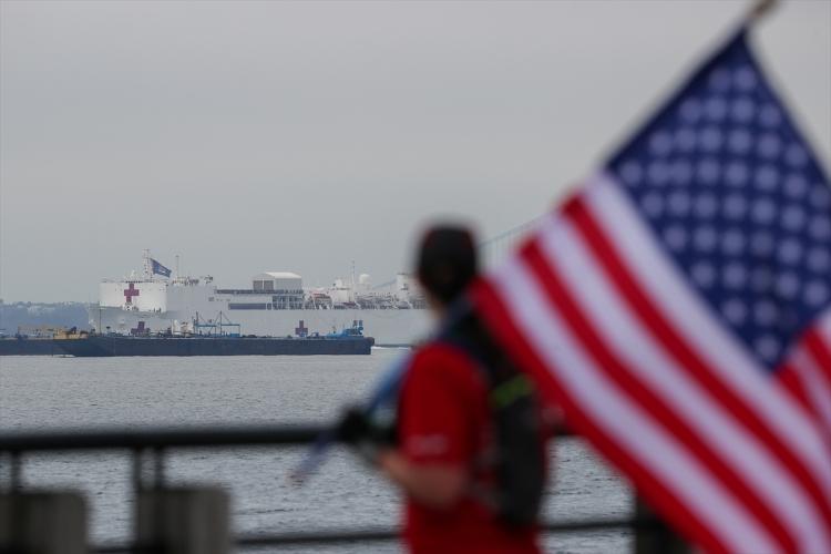 <p>ABD donanmasına ait hastane gemisi USNS Comfort, yeni tip koronavirüs (Kovid-19) salgınıyla mücadele kapsamında New York Limanı'na ulaştı.</p>
