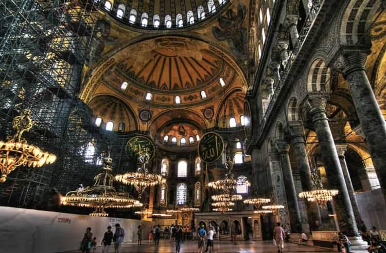 <p>1 Şubat 1935'te müze olarak faaliyete geçen bu muazzam caminin tapusu ise Fatih Sultan Mehmet Vakfı'nın üzerine kayıtlı.</p>
