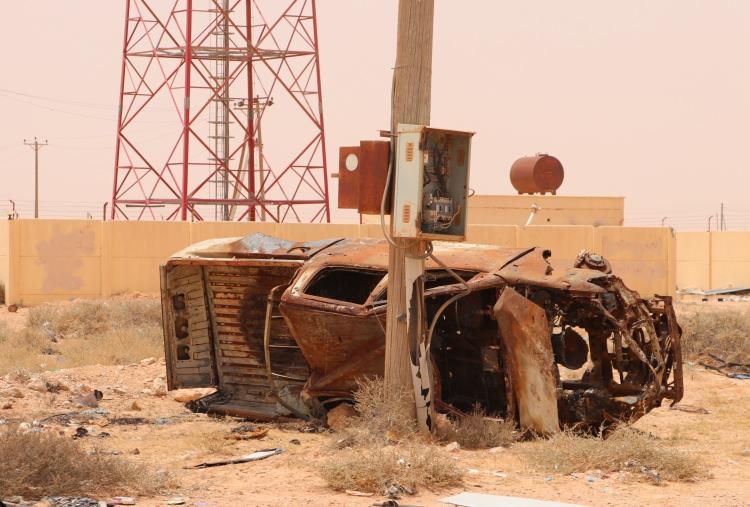 <p>Ülkenin batısındaki güçler, 2016 yılında ABD ve İngiltere gibi ülkelerin kurduğu askeri koalisyonun yoğun hava ve lojistik desteğiyle Sirte vilayetini DEAŞ'tan temizledi.</p>

<p>Ancak, Nisan 2019'da başkenti ele geçirmek için saldırı emri veren Halife Hafter'e bağlı milisler, 7 Ocak'ta çok yönlü biçimde Sirte vilayetine ilerledi.</p>
