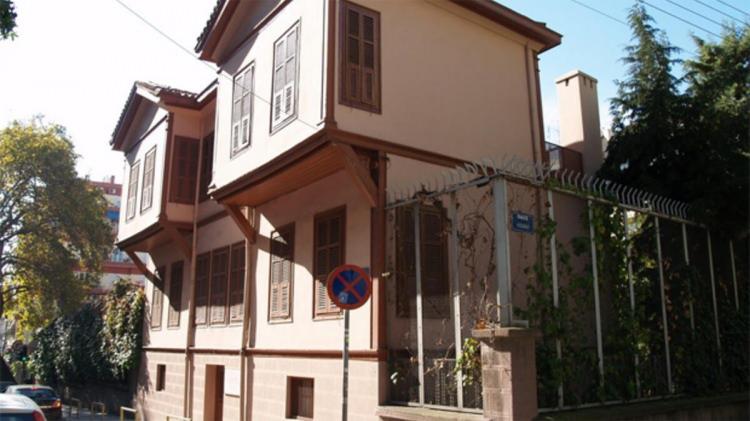 <p>Danıştay'ın gerekçesinde, Ayasofya'nın Fatih Sultan Mehmet Han Vakfı mülkiyetinde olduğu, cami olarak toplumun hizmetine sunulduğu belirtildi. </p>
