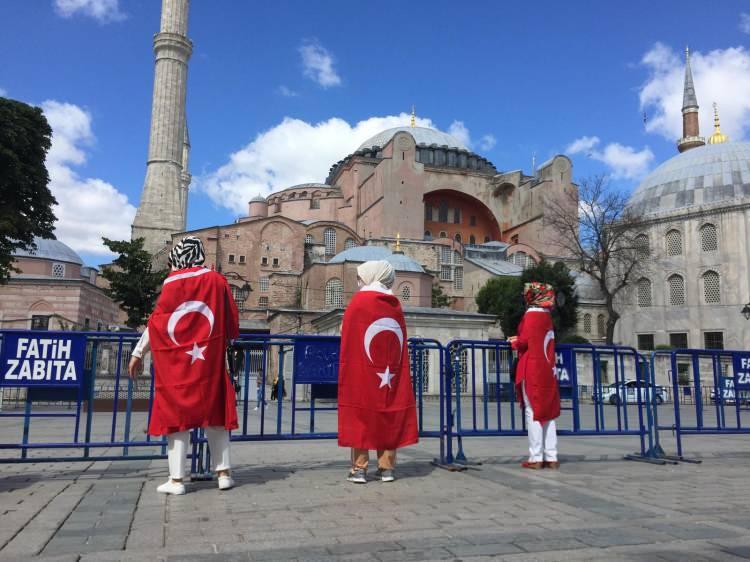 <p>Ellerinde Türk Bayrakları bulunan çok sayıda kişi, dua edip tekbir getiriyor. Her sene zaman kalabalık artıyor.</p>
