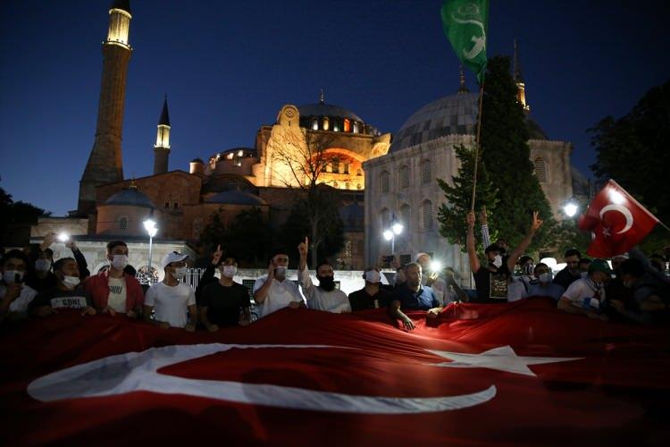 <p> Ayasofya’da toplanan vatandaşlar dualar ederken, bazı vatandaşlar ise Türk bayrağı açtı. </p>
