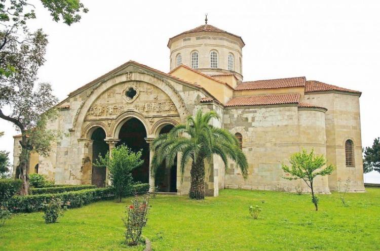 <p><strong>5-TRABZON AYASOFYASI: </strong>Trabzon’un Fatih Mahallesi’ndeki Ayasofya, 1584’te dönemin Anadolu Beylerbeyi Kürd Ali Bey tarafından camiye dönüştürüldü. Daha sonra müzeye çevrilen Ayasofya 2013 yılında yeniden cemaatine kavuştu.</p>

<p> </p>
