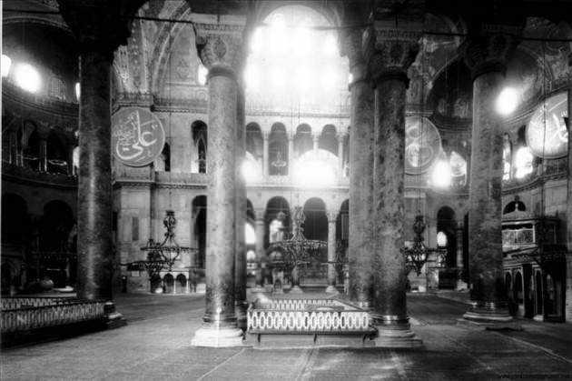 <p>1935 yılında alınan kararla müzeye çevrilen Ayasofya'nın 1904 yılında henüz cami olarak kullanıldığı döneme ait fotoğraflar...</p>
