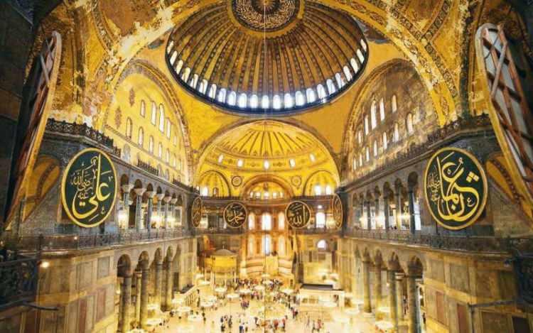 <p><strong>1-AYASOFYA (İSTANBUL):</strong> Bizans İmparatoru I. Jüstinyen tarafından MS 532-537 yılları arasında tarihi yarımadadaki eski şehir merkezine inşa ettirilmiş bazilika planlı bir patrik katedrali. 1453 yılında İstanbul’un fethinden sonra, Fatih Sultan Mehmet tarafından camiye dönüştürüldü. 1934’te müzeye çevrilen bina 10 Temmuz 2020’de yeniden cami oldu.</p>

<p> </p>
