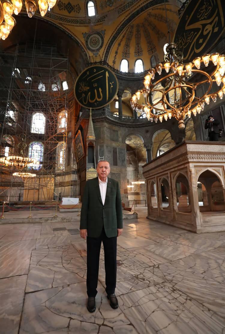 <p>Başkan Recep Tayyip Erdoğan, Cuma günü ibadete açılacak olan Ayasofya Camii'nde incelemelerde bulundu.</p>
