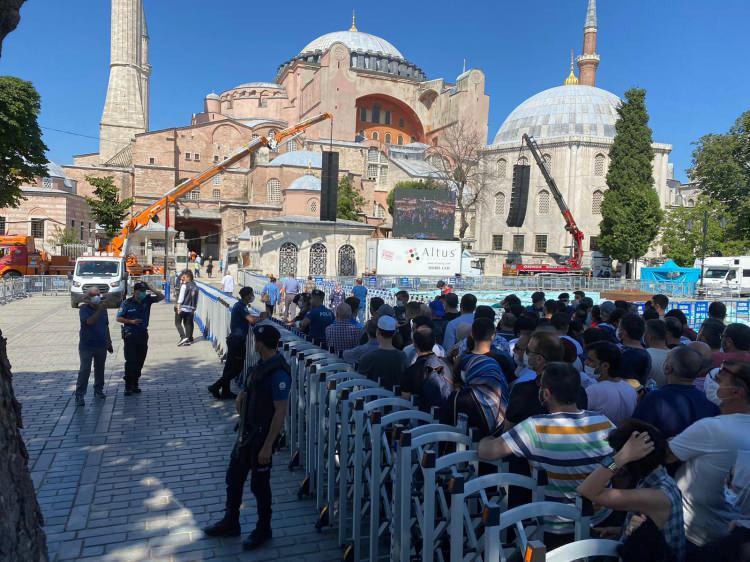 <p>İBADETE açılan Ayasofya Camii'nde bugün öğle namazının ardından yoğun bir ziyaretçi akınına uğradı.</p>
