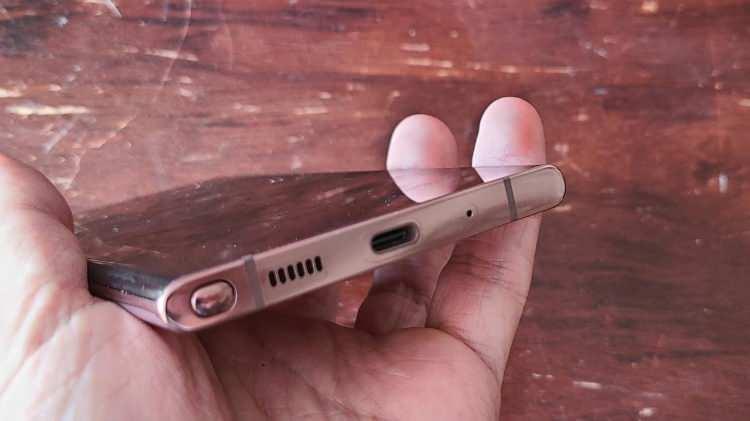 <p>S-Pen desteği</p>

<p>5G SA/NSA, Dual 4G VoLTE,</p>

<p>Wi-Fi 802.11ax (2.4/5GHz),</p>

<p>HE80, MIMO, 1024-QAM,</p>

<p>Bluetooth 5, GPS with GLONASS, USB Type-C (Gen 3.2), NFC, MST</p>

<p>25W hızlı şarj destekli 4.300 mAh kapasiteli batarya</p>
