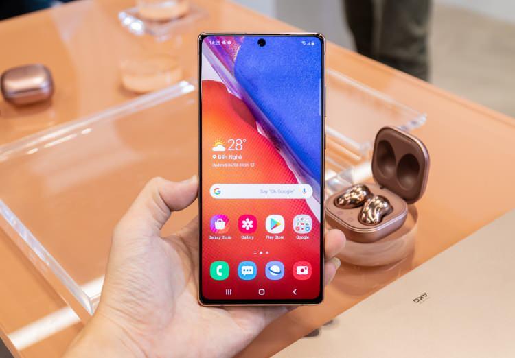 <p>6.7 inç büyüklüğünde 2400 x 1080 çözünürlüğünde 120 Hz tazelemeli Dinamik AMOLED 2X Sonsuz-O Ekran</p>
