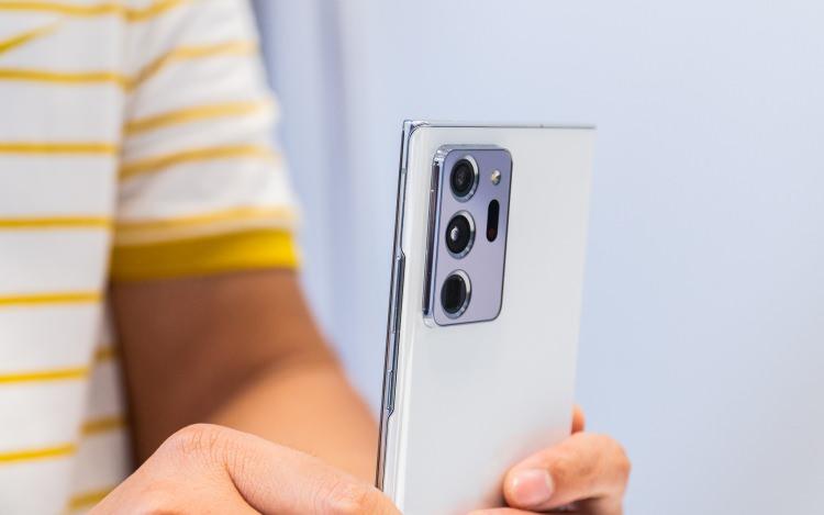 <p>10 Megapiksel f/2.2 diyafram ön kamera</p>
