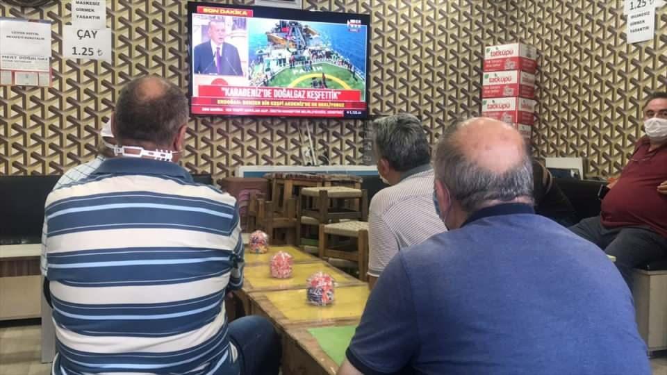 <p>Türkiye Cumhurbaşkanı Recep Tayyip Erdoğan, Dolmabahçe Çalışma Ofisi'nde düzenlediği toplantıda kamuoyunun merakla beklediği "müjdeye" ilişkin açıklama yaptı. Zonguldak'taki vatandaşlar Cumhurbaşkanı Erdoğan'ın açıklamalarını televizyondan takip etti.</p>

<p> </p>
