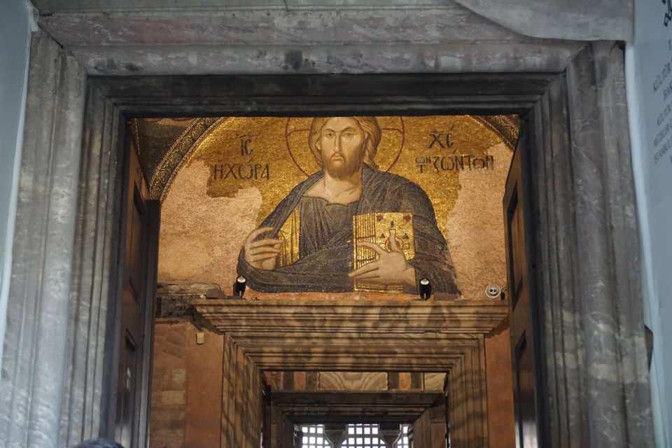 <p>Fatih'te bulunan Doğu Roma sanatının son dönem eserlerinden en önemlisi olan ve mozaik süslemelerin bulunduğu yabancı turistlerin uğrak yeri Kariye Müzesi, Resmi Gazetede yayımlanan Cumhurbaşkanlığı kararıyla ibadete açılıyor.</p>
