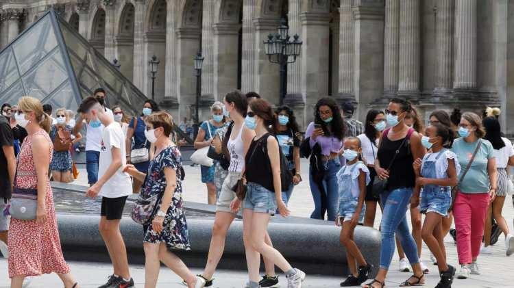 <p>GÜNLÜK EN YÜKSEK VAKA ARTIŞI</p>

<p>Ülkede virüs bulaşan kişi sayısı son 24 saatte 13 bin 215 artışla 428 bin 696'ya yükseldi. Bu rakam salgının başından bu yana kaydedilen en yüksek günlük vaka sayısı oldu.</p>
