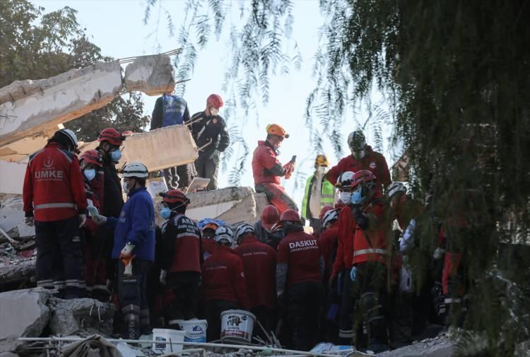 <p>Merkez üssü Ege Denizi'nin Seferihisar açıkları olan 6,6 büyüklüğündeki depremin ardından ekipler, Bornova ilçesinde yıkılan Doğanlar Apartmanı enkazında arama ve kurtarma çalışmalarına devam ediyor.</p>
