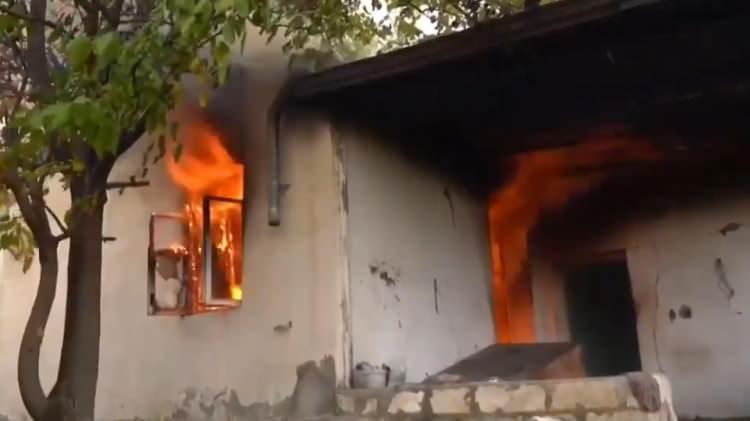 <p>Azerbaycan medyasının paylaştığı görüntülerde, bölge halkının evlerini terk etmeden önce yaktıkları görüldü. </p>
