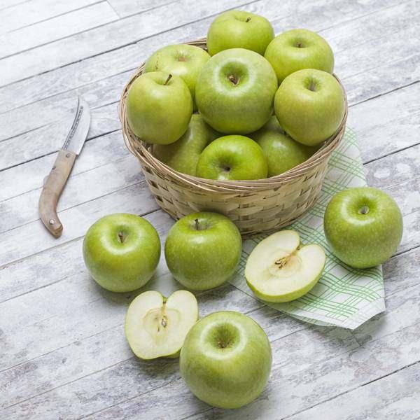 <p><strong>Yeşil elma</strong><br />
<br />
Bağırsak sisteminin korunmasında faydalıdır ve posadan zengindir. Kolesterol düşürücü etkisi vardır. Kan şekerini kontrol altında tutar ve vücut direncini arttırır. Kas ve eklem ağrılarının azalma sına yardımcı olur.</p>

