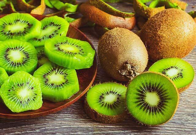 <p><strong>Kivi</strong><br />
<br />
Yeşil meyvelere en güzel örnek kivi olacaktır. Portakal ve mandalinadan daha fazla C vitamini içerek bu meyve vücut direncinin korunmasında oldukça etkilidir. Ayrıca diğer yeşil bir meyve olan elma, E ve C vitamini, folik asit, pektin ve flavonoid içerir.</p>
