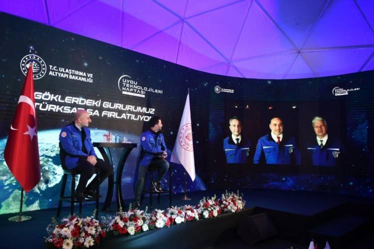 <p>Ulaştırma ve Altyapı Bakanı Adil Karaismailoğlu, Türksat Genel Müdürlüğünde düzenlenen Türksat 5A uydusunun fırlatma törenine katıldı. </p>
