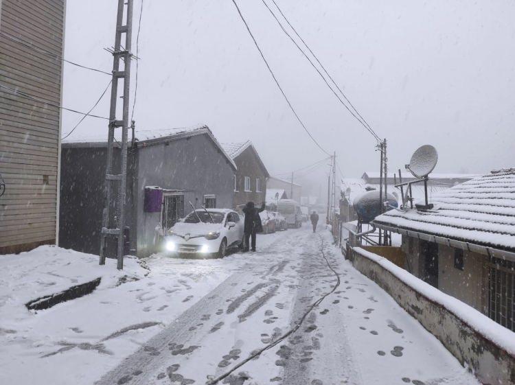 <p>Meteoroloji Genel Müdürlüğü tarafından yapılan değerlendirmede İstanbul’da öğle saatlerinden itibaren kar yağışının başlayacağı açıklanmıştı.</p>
