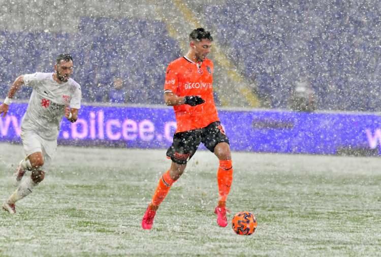 <p>Süper Lig’in 19. haftasında Medipol Başakşehir, sahasında DG Sivasspor ile karşılaştı. Mücadale yoğun kar yağışı altında oynandı.</p>
