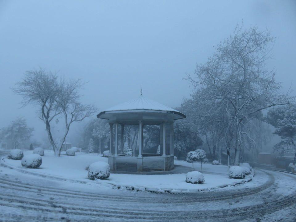 <p>ÇAMLICA</p>

<p> İstanbul’da sabah saatlerinden itibaren etkisini arttıran kar yağışı sonrasında Anadolu yakasının yüksek kesimlerinden olan Çamlıca Tepesi beyaza büründü. </p>
