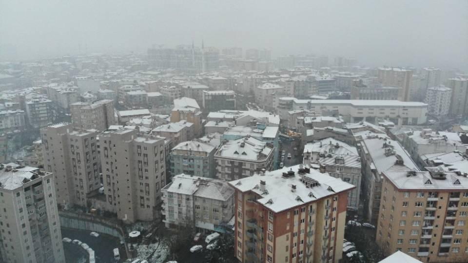 <p>KAĞITHANE</p>

<p>İstanbullular güne kar yağışı ile başladı. Kağıthane’de beyaz örtü drone ile havadan görüntülendi.<br />
 </p>
